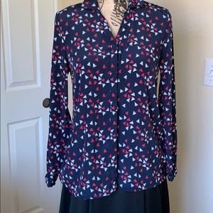 🌼Tommy H like new blue print long sleeve blouse.